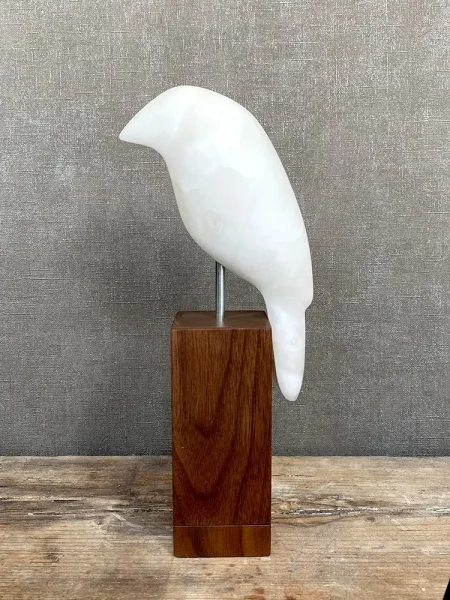 Vogel wit albast op houten herdenkingsdoosje-sokkel