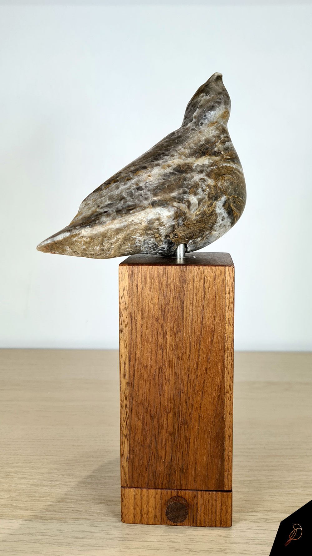 Vogel gemêleerd op houten herdenkingsdoosje-sokkel