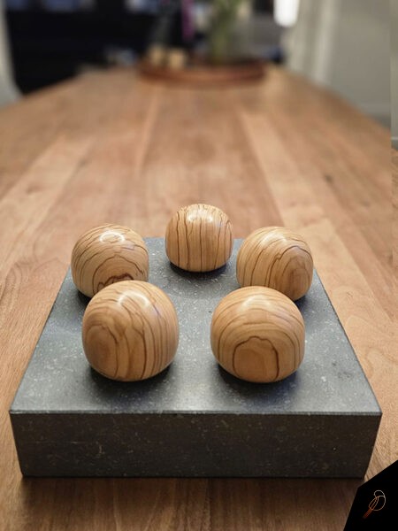 Familie (uit)deel mini-urnen olijfhout