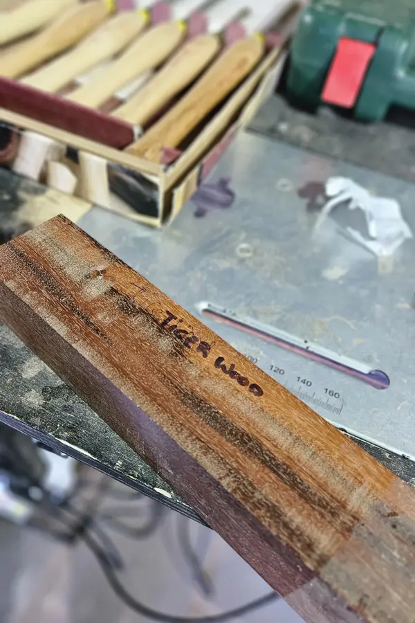 Familie (uit)deel mini urn (Tiger-Wood)